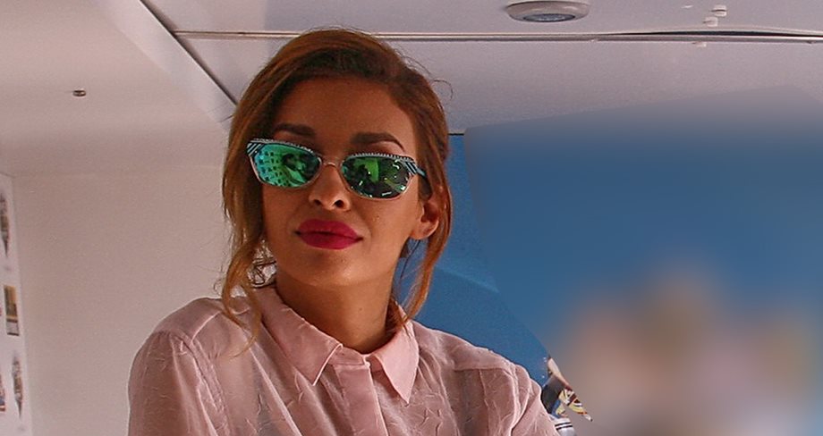 Ελένη Φουρέιρα: Απογευματινή εμφάνιση με ροζ διαφανές πουκάμισο