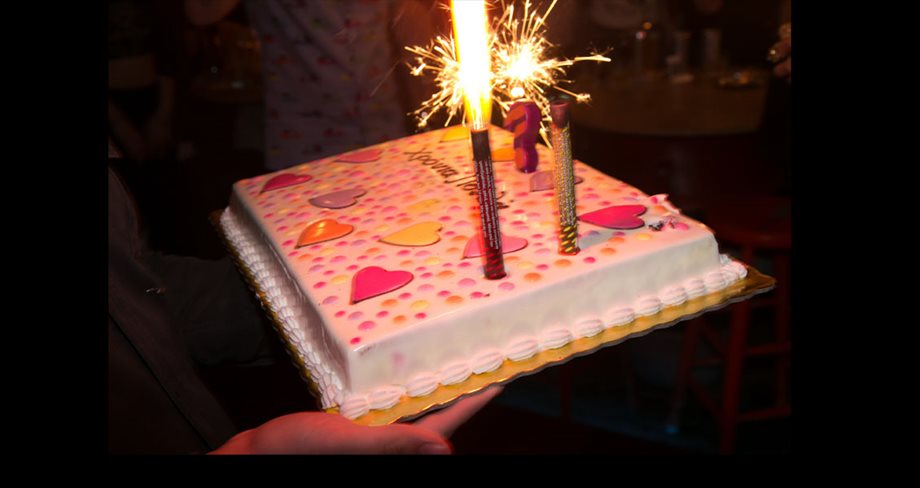 Ποια τραγουδίστρια είχε γενέθλια και επέλεξε αυτήν την τούρτα γεμάτη καρδούλες;