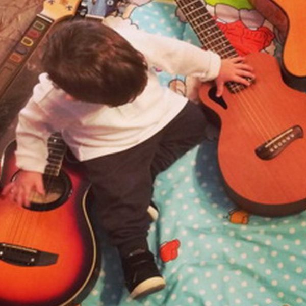 Ο γιος του πασίγνωστου Έλληνα τραγουδιστή παίζει με τις κιθάρες του...