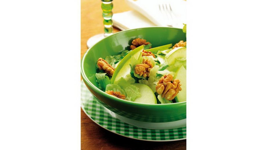Σαλάτα με πράσινα λαχανικά, καρύδια, ξινόμηλο & κατίκι