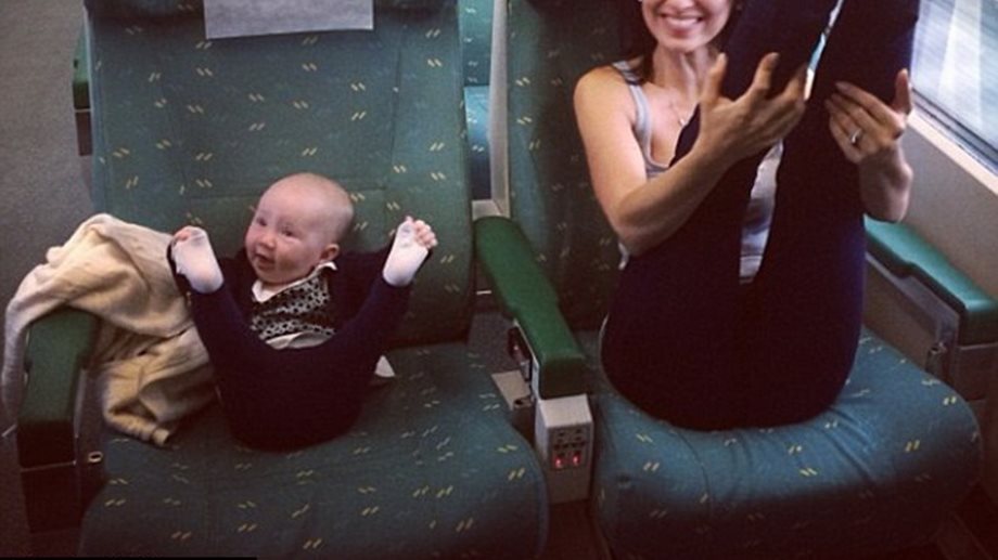 H μαμά με την 6 μηνών κόρη της, κάνουν yoga μέσα στο τρένο!