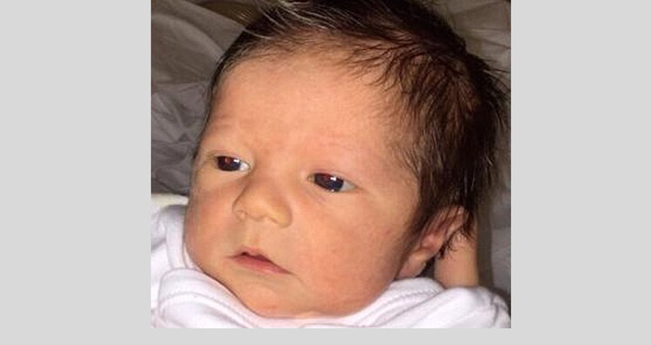 Η πασίγνωστη τραγουδίστρια γέννησε πριν από μία εβδομάδα & δημοσίευσε στο Twitter την πρώτη φωτογραφία του γιου της