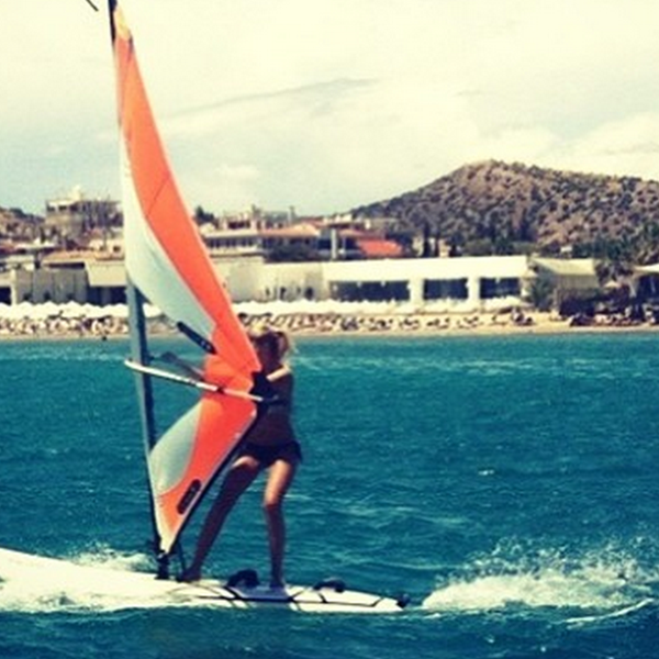 Η παρουσιάστρια πέρασε όλο το Σαββατοκύριακο κάνοντας windsurfing