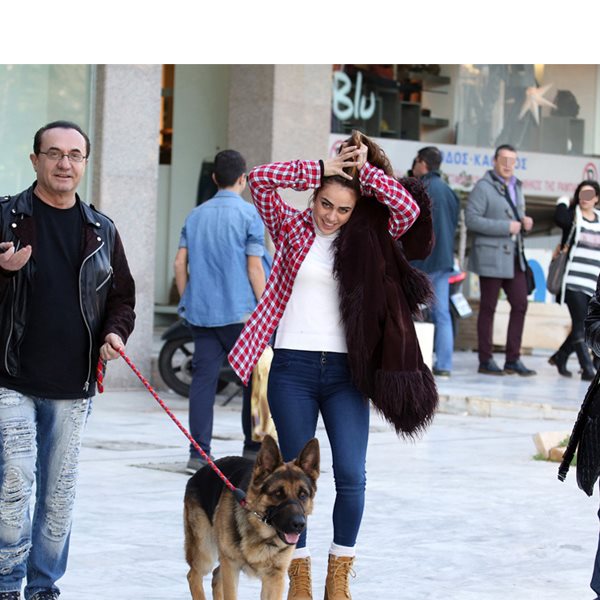 Λευτέρης Πανταζής: Οικογενειακή βόλτα με την κόρη, την πρώην σύζυγό του και το σκύλο τους
