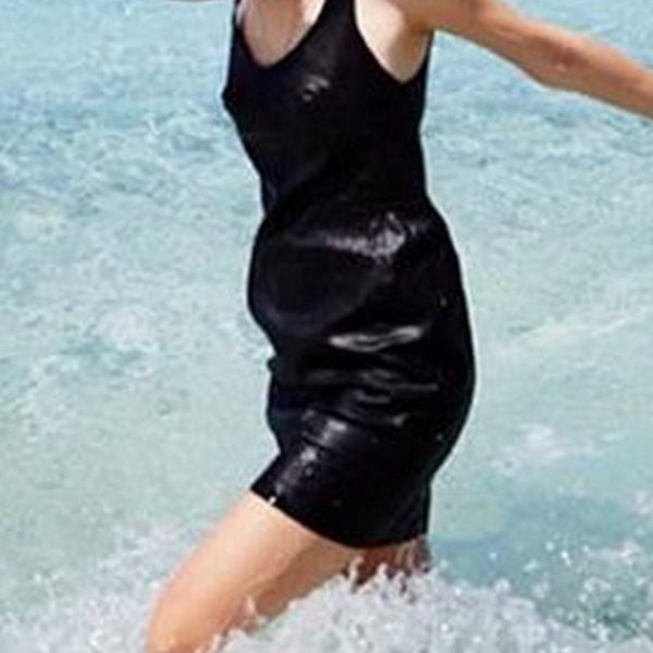 Η celebrity δεν άντεξε και βούτηξε στην θάλασσα με τα ρούχα!