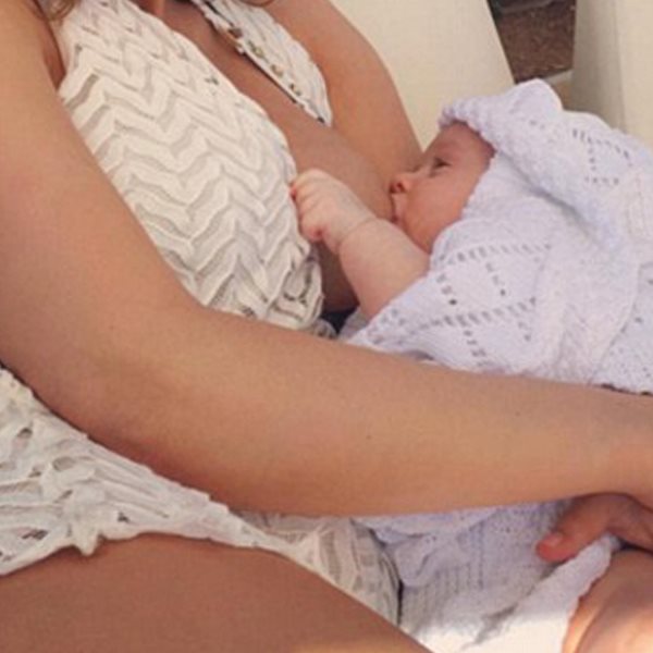 Η πολύ γνωστή celebrity πόζαρε θηλάζοντας το νεογέννητο γιο της