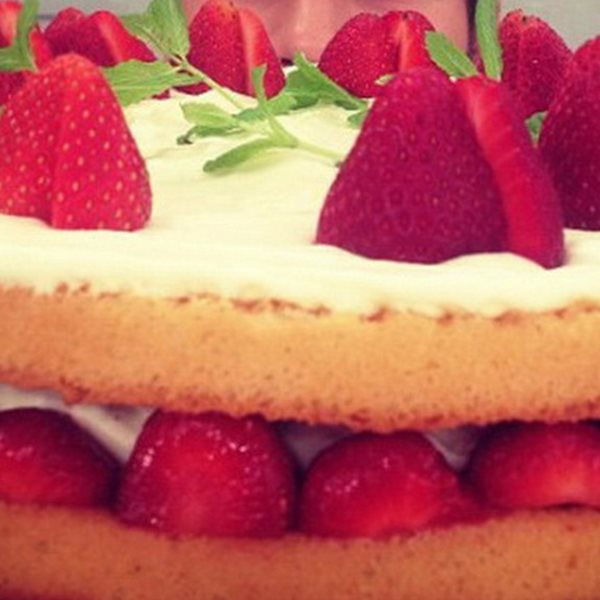 Ο Άκης Πετρετζίκης κρύβεται πίσω από αυτή τη λαχταριστή τούρτα φράουλας; (Video)