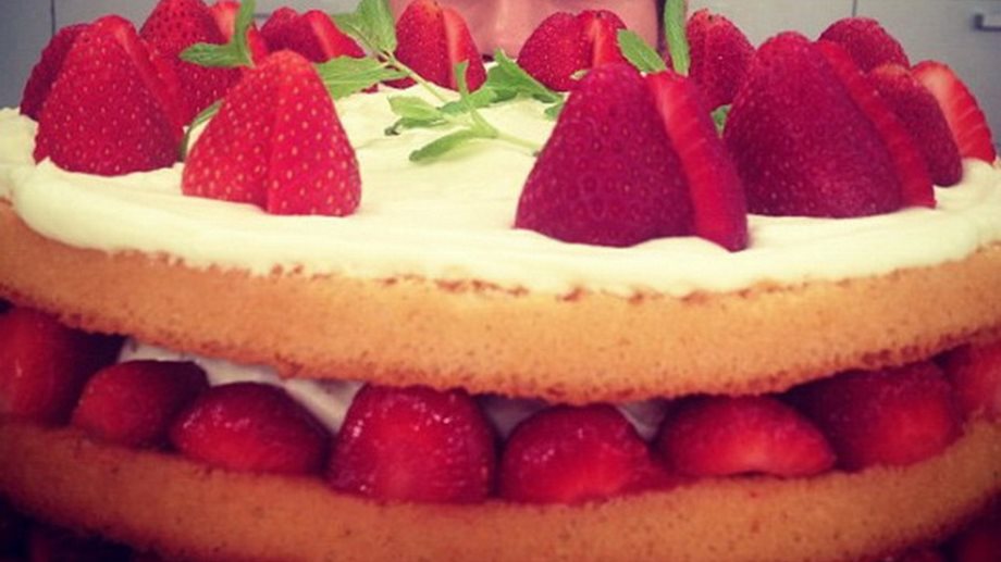Ο Άκης Πετρετζίκης κρύβεται πίσω από αυτή τη λαχταριστή τούρτα φράουλας; (Video)