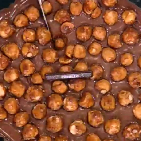 Tάρτα σοκολάτα με καραμελωμένα φουντούκια από τον Διονύση Αλέρτα