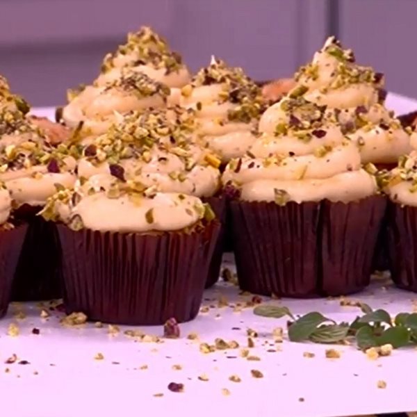 Cupcakes λεμόνι με frosting λεμονιού από τον Άκη Πετρετζίκη (video)