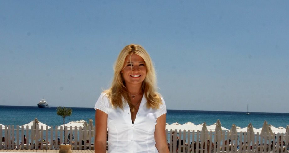 Φαίη Σκορδά: Παιχνίδια στην παραλία με λεοπάρ bikini και αναλογίες που... κόβουν την ανάσα!