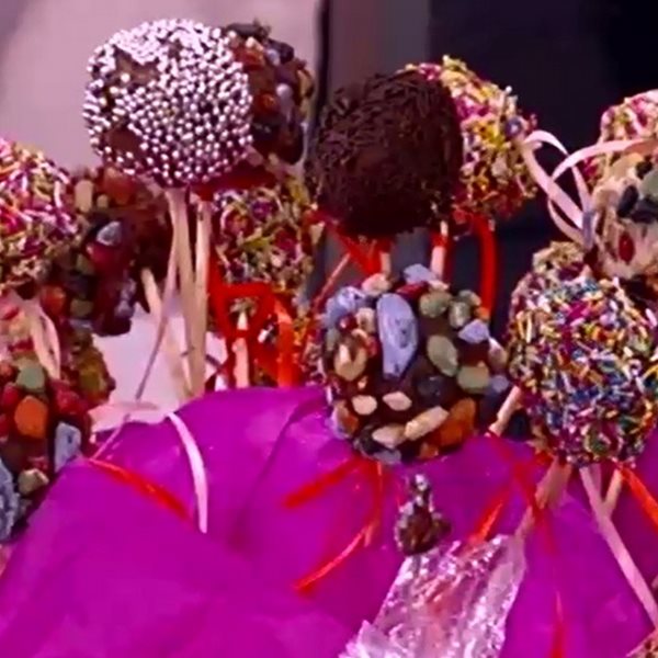 Πολύχρωμα Cake Pops από τον Άκη Πετρετζίκη VIDEO