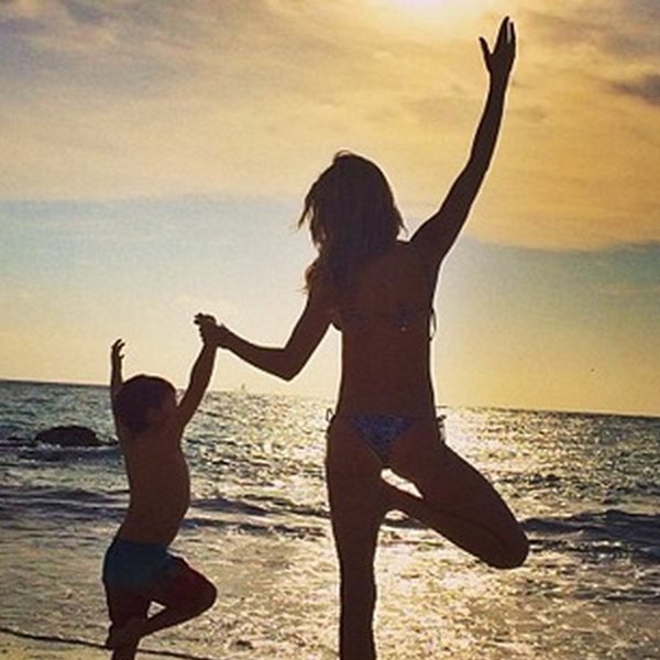 Gisele Bundchen: Με θέα το ηλιοβασίλεμα δείχνει ασκήσεις yoga στο γιο της