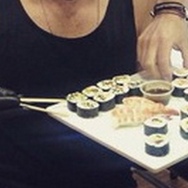 Ο Έλληνας τραγουδιστής "χτυπάει" τατουάζ και... τρώει sushi