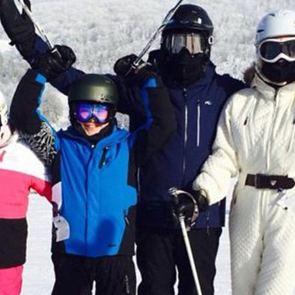 Μετά τον χωρισμό των γονιών η οικογένεια επανενώθηκε και πήγε για ski