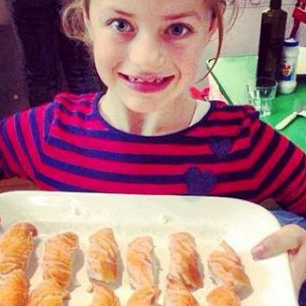 Η πανέμορφη κόρη Ελληνίδας ηθοποιού φτιάχνει σπιτικό σούσι με τη μαμά!