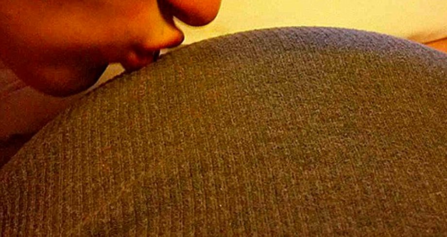 Ο celebrity φιλάει τη φουσκωμένη κοιλίτσα της εγκυμονούσας συζύγου του