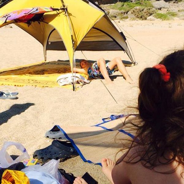 Η οικογένεια της showbiz απολαμβάνει τις διακοπές κάνοντας camping στα Φαλάσσαρνα