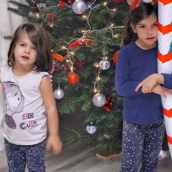 Οι κορούλες του Έλληνα τραγουδιστή ποζάρουν γιορτινά μπροστά στο Χριστουγεννιάτικο δέντρο