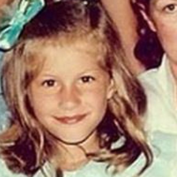 Αναγνωρίζετε το ξανθό κοριτσάκι με το σιέλ φιογκάκι στα μαλλιά; Σήμερα είναι περιζήτητη