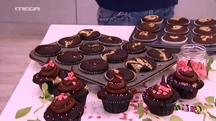 Λαχταριστά δίχρωμα cupcakes από τον Άκη Πετρετζίκη (video)