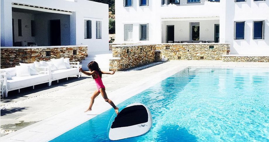 Η κόρη της πασίγνωστης Ελληνίδας απολαμβάνει τον ήλιο και την πισίνα στη Σίφνο