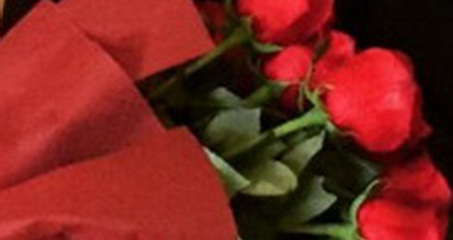 Μια αγκαλιά τριαντάφυλλα για την εγκυμονούσα της ελληνικής showbiz ανήμερα του Αγίου Βαλεντίνου