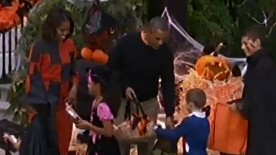 Ο Barack Obama μοιράζει ζαχαρωτά σε παιδάκια στον Λευκό Οίκο