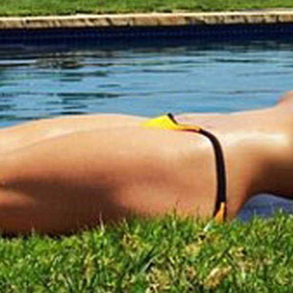 Πόζαρε με μαγιό δίπλα στην πισίνα όμως το «κακό» Photoshop την πρόδωσε!