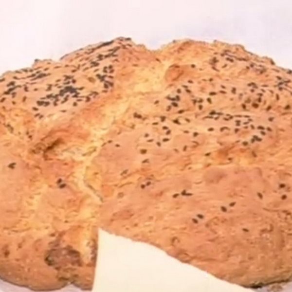 Χωριάτικο ψωμί και λαχταριστή τοματόσουπα με κουσκουσάκι