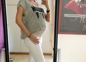 Ελληνίδα εγκυμονούσα γεννάει από μέρα σε μέρα και χωράει ακόμη στο skinny jean της
