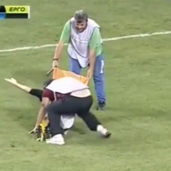 Απίστευτο περιστατικό σε αγώνα ποδοσφαίρου στη Λάρισα που έχει γίνει viral