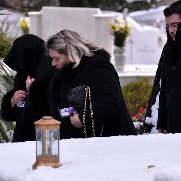 Βέφα Αλεξιάδου: Συντετριμμένη στην κηδεία της κόρης της, Αγγελικής