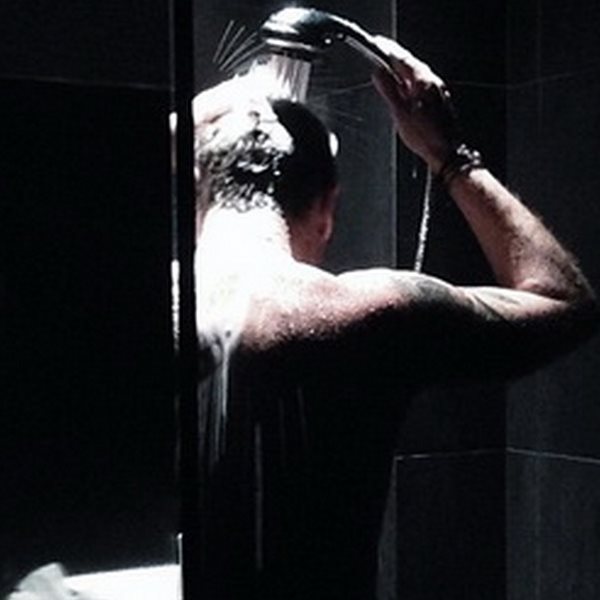 Ο πασίγνωστος Έλληνας τραγουδιστής έκανε μπάνιο και το... μοιράστηκε με τους followers του!