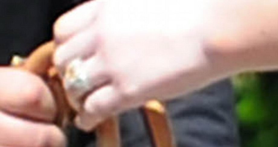 Το δαχτυλίδι του αρραβώνα της πολύ γνωστής celebrity διέψευσε τις φήμες περί χωρισμού