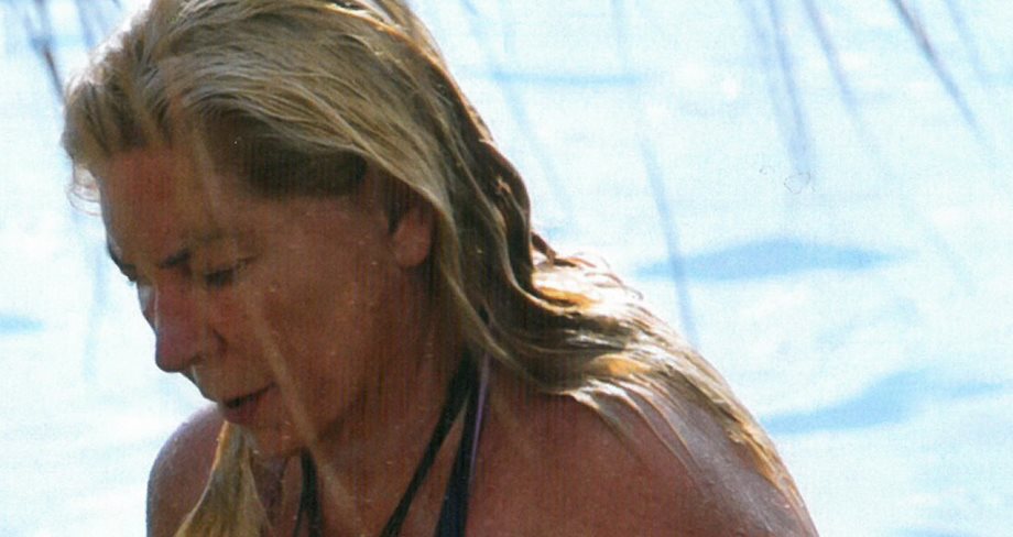 Δήμητρα Λιάνη: Σπάνια εμφάνιση με bikini στην παραλία της Ψάθας
