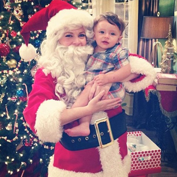 Celebrity μανούλα ντύθηκε Άγιος Βασίλης για χάρη του γιου της!