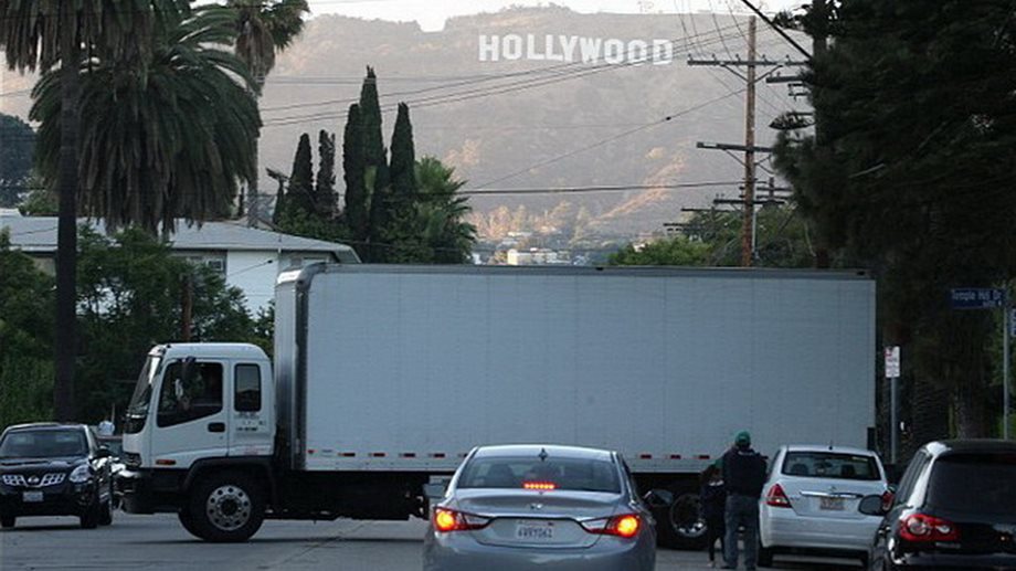 Ο Robert Pattinson φεύγει από το σπίτι; (Δείτε τις φωτογραφίες της μετακόμισης)