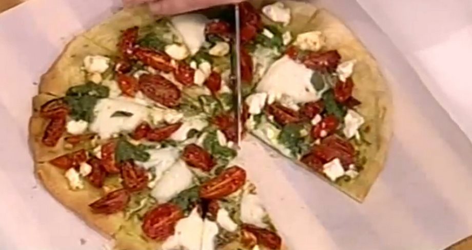 Πίτσα με σάλτσα verde, ψητά ντοματίνια, μυρωδικά & φέτα από την Αργυρώ