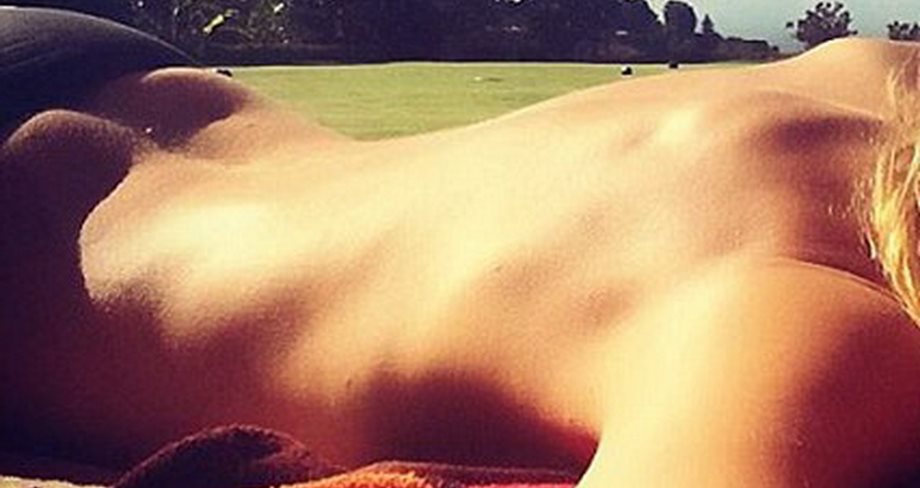 H πασίγνωστη celebrity έκανε ηλιοθεραπεία topless και έβαλε φωτιά στο Instagram