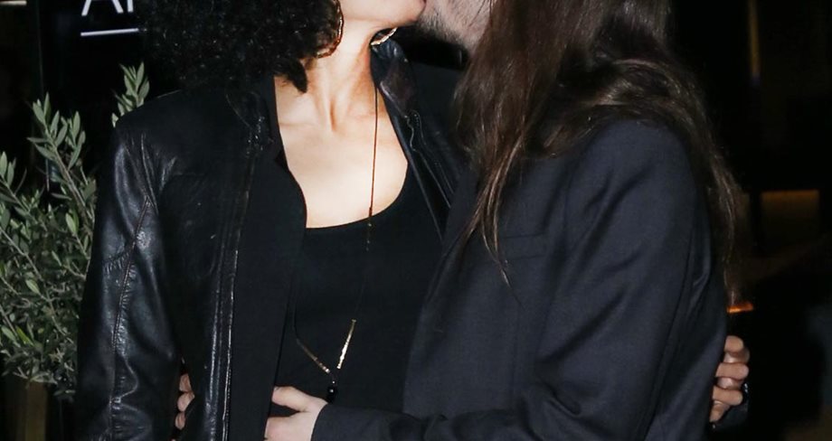Τα καυτά φιλιά του ζευγαριού της ελληνικής showbiz μπροστά στον φακό 