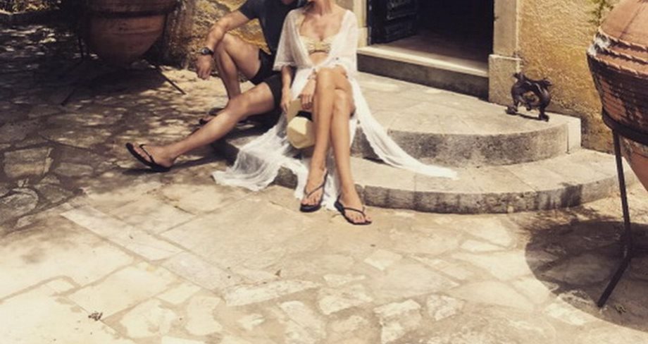 To ζευγάρι της ελληνικής showbiz περιμένει παιδί και δημοσίευσε φωτογραφία από τις διακοπές!
