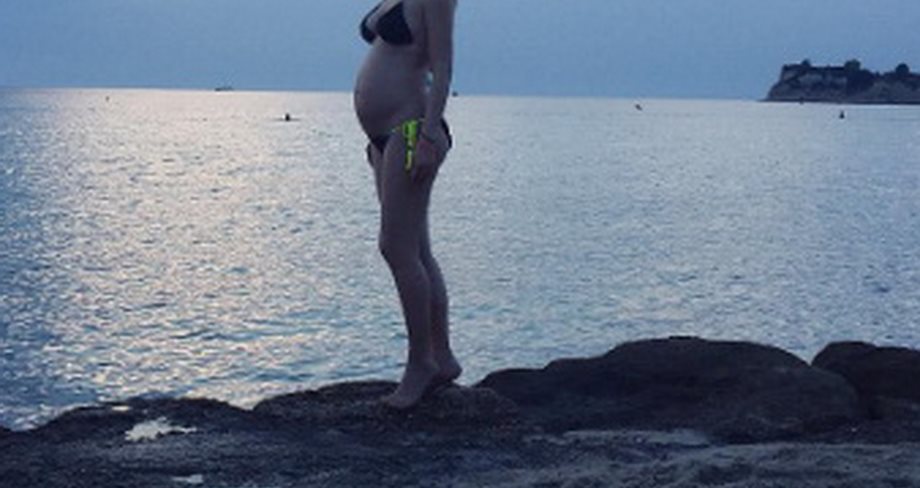 Η Ελληνίδα εγκυμονούσα μας έδειξε την φουσκωμένη κοιλίτσα της
