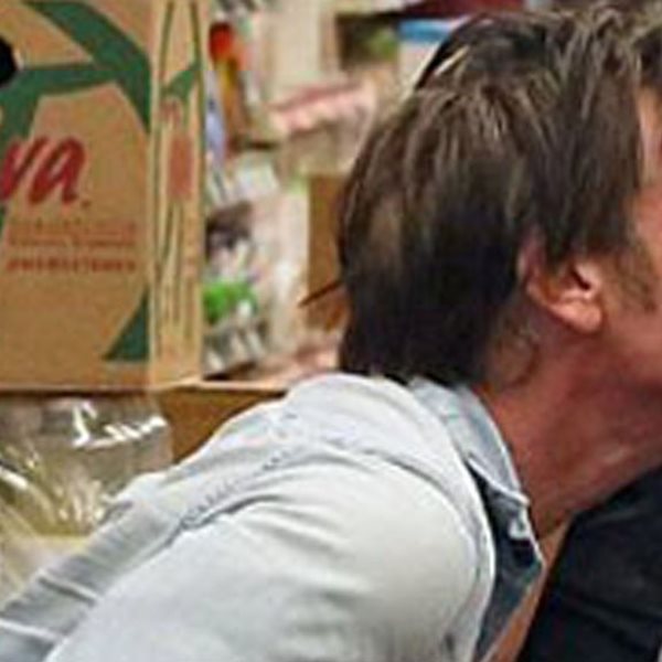 Ο Sean Penn με τον υιοθετημένο γιο της Charlize Theron στο σουπερμάρκετ