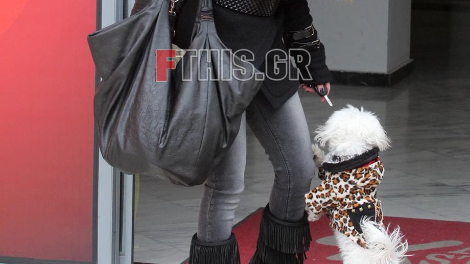 Με oversized τσάντα και το σκυλάκι της ντυμένο "λεοπάρδαλη" στις πρόβες της εκπομπής
