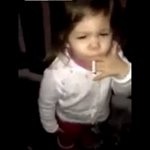 ΣΟΚ! 2χρονο κοριτσάκι καπνίζει μπροστά στην κάμερα