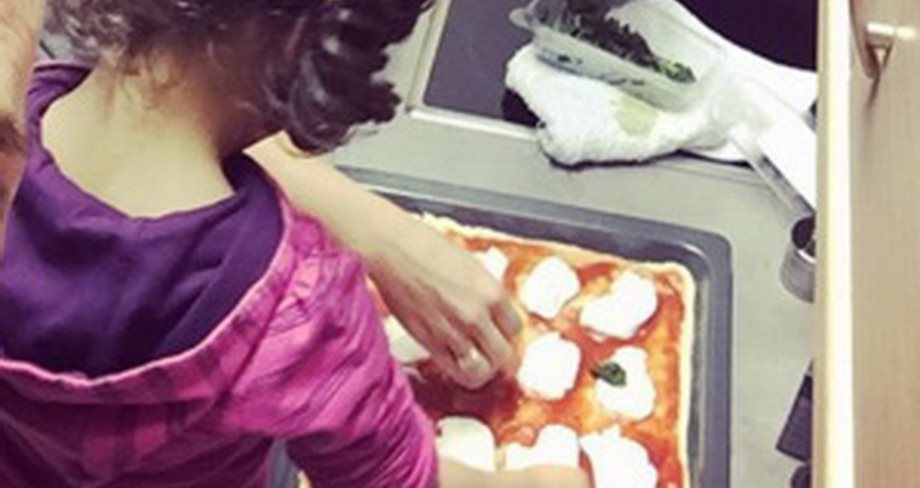 Η ξανθιά παρουσιάστρια της μεσημεριανής ζώνης έφτιαξε πίτσα με την κορούλα της