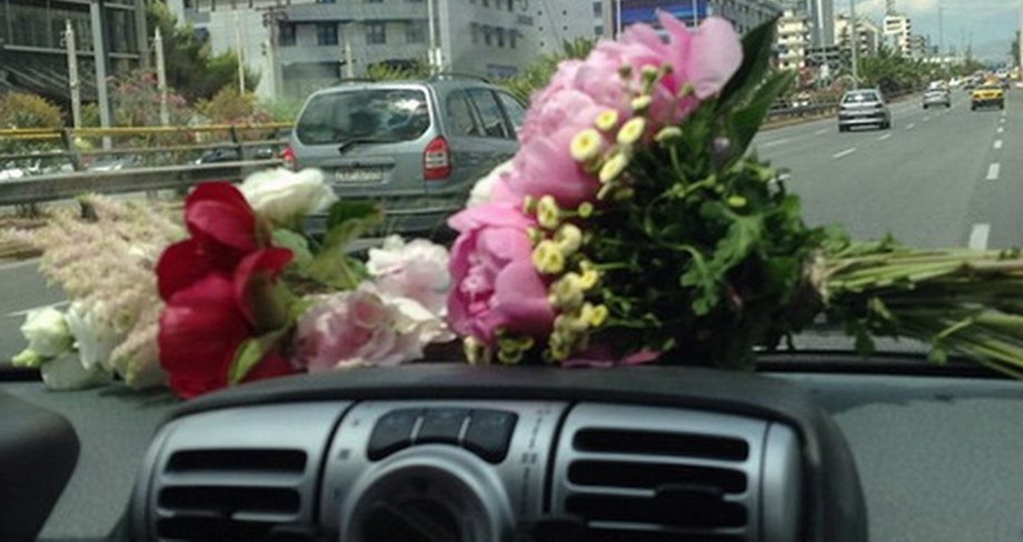 Πού πάει η Ελληνίδα ηθοποιός με το παρμπρίζ γεμάτο λουλούδια;