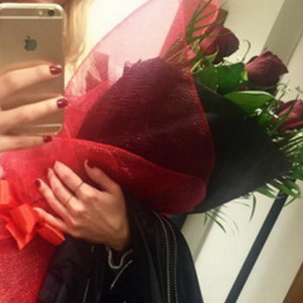 Μια αγκαλιά τριαντάφυλλα για την ξανθιά Ελληνίδα παρουσιάστρια πριν την πρεμιέρα της