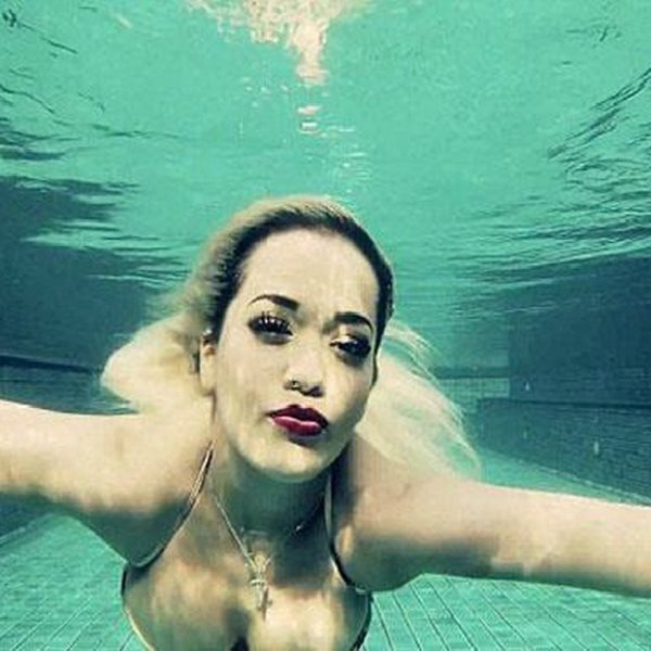 Η Rita Ora κάνει πολυτελείς διακοπές και φωτογραφίζεται υποβρύχια στην πισίνα